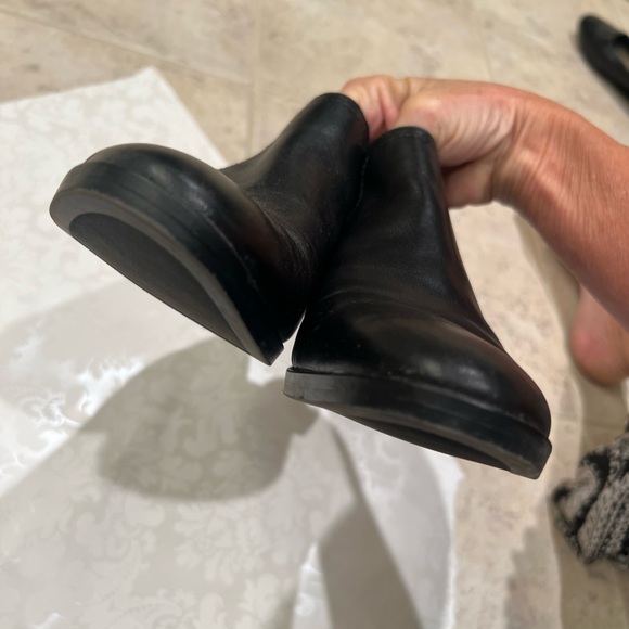 Naturalizer leather low heel,  side zip stretch bootie. 7.5 - Picture 3 of 7